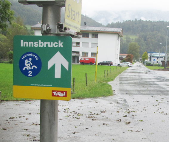Schild nach Innsbruck